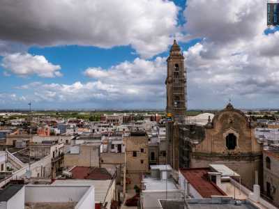 Dopo esserci �arrampicati� su un�altra scala pi� stretta e ripida, arriviamo in alto per ammirare il panorama circostante. E qui, dopo aver contemplato la chiesa matrice e il suo campanile...